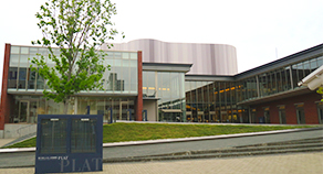 穂の国とよはし芸術劇場　PLAT外観